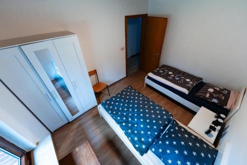 an overhead view of a bedroom with a bed at MonteurGut Apartments Kastanie in Marren