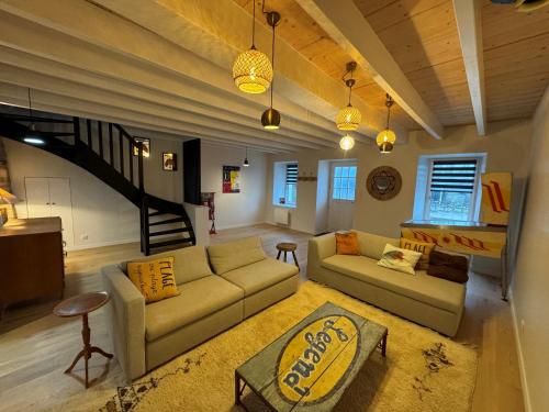 un salon avec un canapé et un escalier dans l'établissement Maison proche bourg et plage, à Piriac-sur-Mer