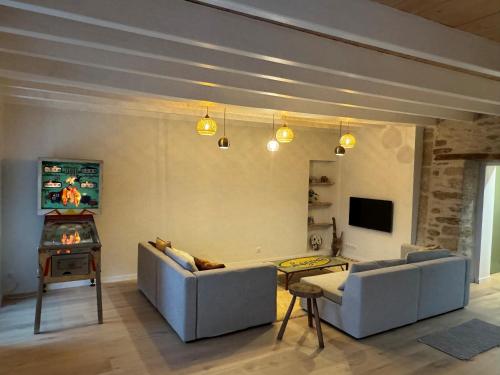 un salon avec deux canapés et une cheminée dans l'établissement Maison proche bourg et plage, à Piriac-sur-Mer