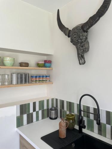 - une cuisine avec un évier et un meuble mural dans l'établissement Maison proche bourg et plage, à Piriac-sur-Mer