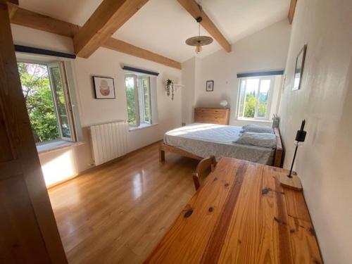 une chambre avec un lit et une table en bois dans l'établissement Le Mas Provençal, à Mouans-Sartoux