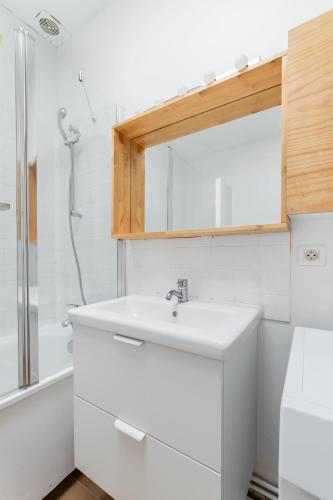 une salle de bain blanche avec un lavabo et une douche dans l'établissement Duplex moderne proche metro - Mairie des Lilas - FLAT-GUEST, aux Lilas