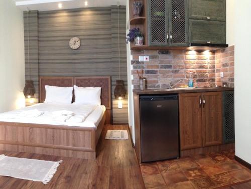 1 dormitorio con 1 cama y cocina con fregadero en Guest Rooms Maria Luiza, en Varna