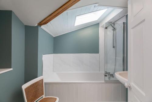 Koupelna v ubytování Cosy Cottage in the Mendip Hills Private Parking