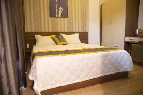 a bedroom with a large white bed with two pillows at BaKa Hotel - Khách sạn Tuy Hòa in Liên Trì (3)