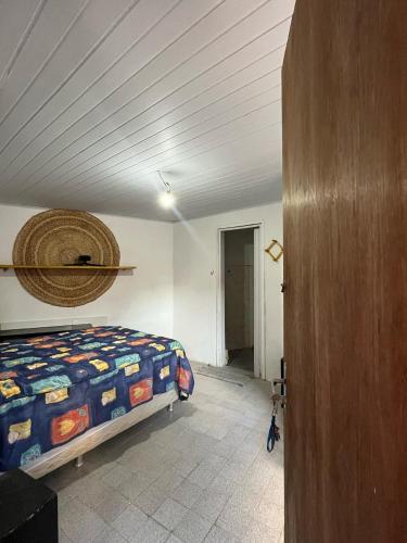 a bedroom with a bed in a room at Casa Simples e Charmosa na Praia de Ipioca in Maceió