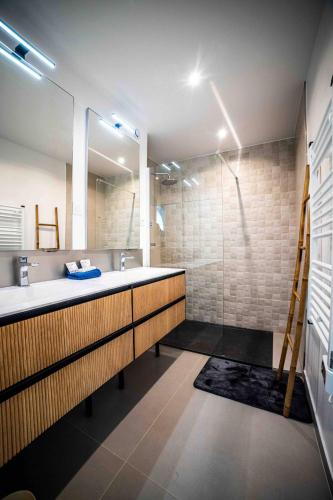 La salle de bains est pourvue d'un grand lavabo et d'une douche. dans l'établissement Logement de Prestige avec piscine Vue sur le Golf de la Grande Motte, à La Grande Motte