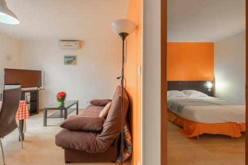 Saint-Simon-de-BordesにあるSaintesの部屋にベッドとソファがある寝室