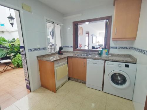 kuchnia z pralką i zlewem w obiekcie Carabeo Vista Mar w mieście Nerja