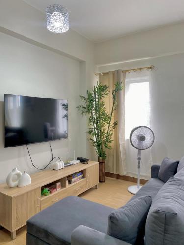 TV a/nebo společenská místnost v ubytování Casa Maria Staycation SMDC Hope Residences