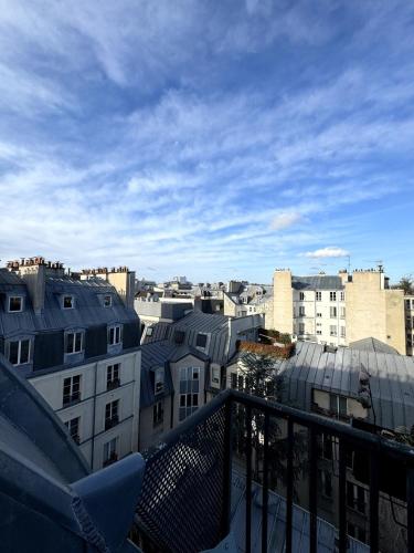 une vue d'une ville depuis un balcon dans l'établissement Studio en plein cœur du Marais, à Paris