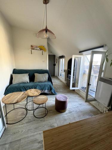 un salon avec un canapé et une table dans l'établissement Studio en plein cœur du Marais, à Paris