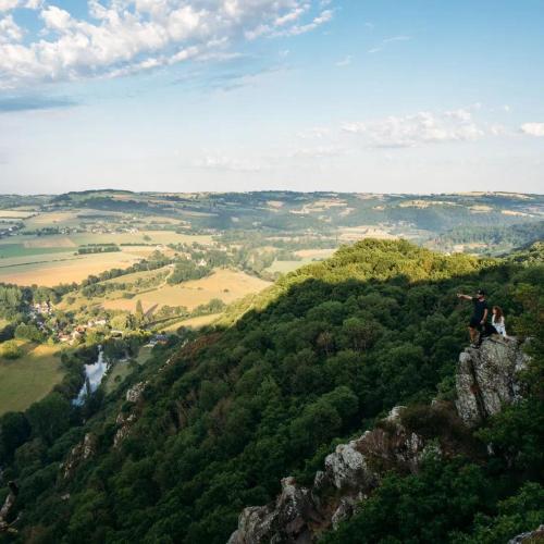 Un homme debout au sommet d'une montagne dans l'établissement Gîte Le petit pied du bois, à Ondefontaine