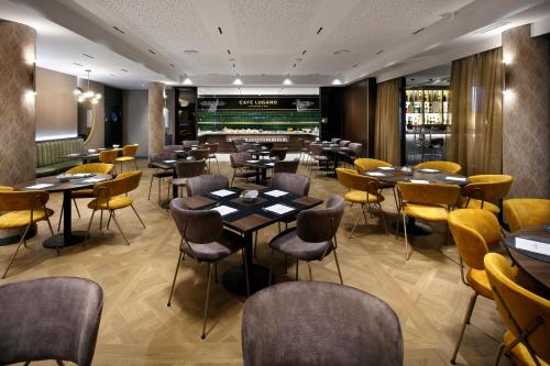 a restaurant with tables and chairs and a bar at HCC St. Moritz in Barcelona