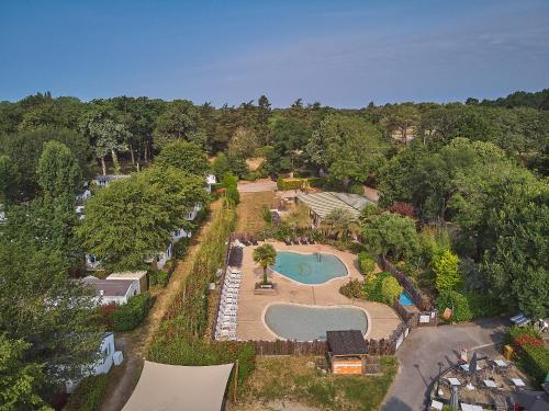 - une vue sur la cour et la piscine dans l'établissement Camping Domaine de Kermario, à Carnac