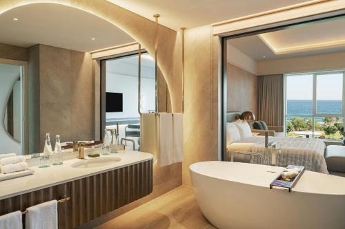 Galeriebild der Unterkunft Le Meridien Al Aqah Beach Resort in Al Aqah