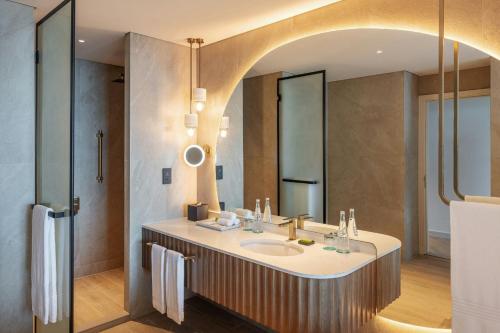 Ein Badezimmer in der Unterkunft Le Meridien Al Aqah Beach Resort