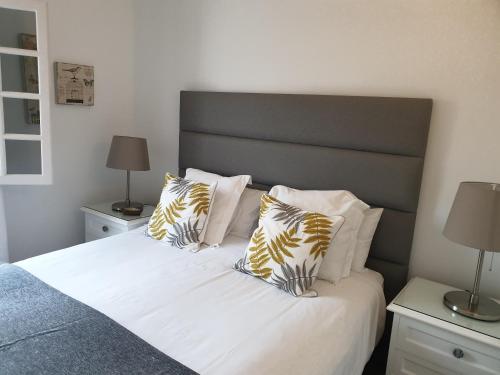 a bedroom with a bed with white and gold pillows at HANDICAP 7 Bungalow 4 in San Bartolomé