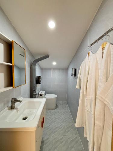 une salle de bain avec un lavabo et des toilettes dans l'établissement Villa Healing Home Hồ Bơi Nước Nóng, à Trai Mat