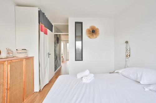 une chambre blanche avec un lit blanc et une fenêtre dans l'établissement Superb 1BR flat on the Bois Blancs district, à Lille