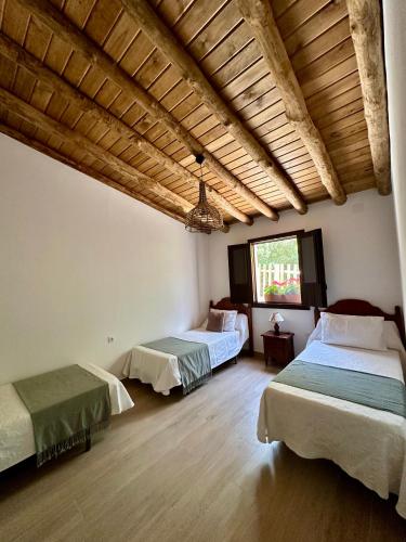 a bedroom with two beds in a room at Casa rural La Portilla in Aroche