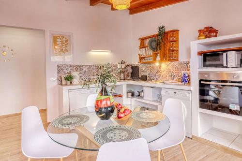 Spacious House with BBQ and Ocean Teide View, Near City Centerにあるキッチンまたは簡易キッチン