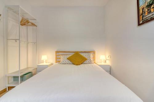 Spacious House with BBQ and Ocean Teide View, Near City Centerにあるベッド