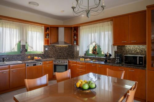 Η κουζίνα ή μικρή κουζίνα στο Villa Panorama - With 50m Private Pool