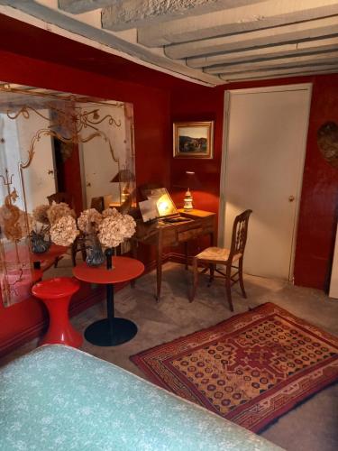 - une chambre avec un bureau, une table et des chaises dans l'établissement Duplex Terrasse cœur de Paris Montorgueil, à Paris