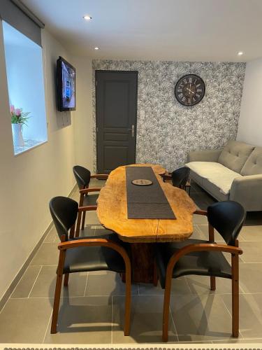 une salle à manger avec une table, des chaises et un canapé dans l'établissement Warm home, à Madonne-et-Lamarey