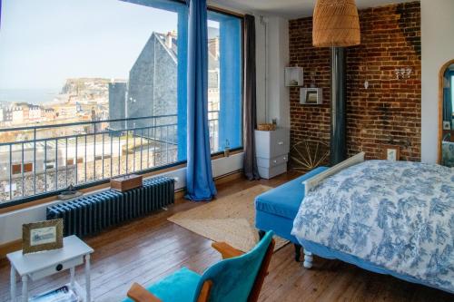 une chambre avec un lit et une grande fenêtre dans l'établissement La Maison Bleue, terrasses et vue panoramique mer, au Tréport