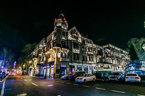 AZZA House İn The Targovu