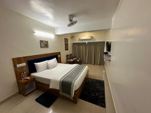 Postel nebo postele na pokoji v ubytování HOTEL DADOs INN