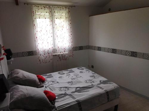 une chambre avec un lit et une fenêtre dans l'établissement Gîte entre fécamp et etretat, à Mentheville