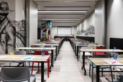 Moxy Athens Cityにあるレストランまたは飲食店