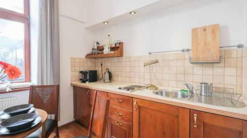 una cocina con fregadero y encimera en Vintage apartments Floriańska street - By Hosty, en Cracovia