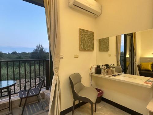 a room with a balcony with a table and chairs at Maimai B&B, Ganluyuan in Tung-chou