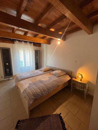 une chambre avec un grand lit dans une pièce dans l'établissement Maison de ville-3 chambres-2 salles de bain, à Viviers