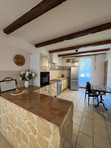 une grande cuisine avec une table et une salle à manger dans l'établissement Maison de ville-3 chambres-2 salles de bain, à Viviers