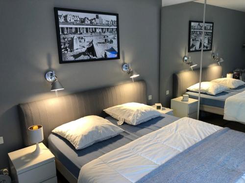 une chambre d'hôtel avec deux lits et deux lampes dans l'établissement Appt familial 5 Pers avec Piscine et Tennis, à Le Touquet-Paris-Plage