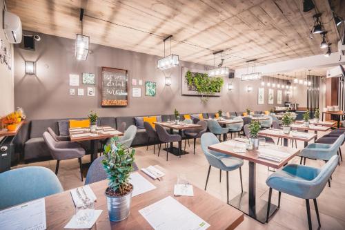 ein Restaurant mit Tischen und Stühlen in einem Raum in der Unterkunft Hotel Lavender in Krakau