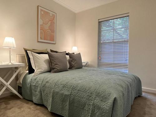 ein Schlafzimmer mit großem Bett und Fenster in der Unterkunft Peaceful cottage Burnside area in Burnside