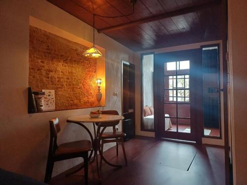 Una habitación con una mesa y sillas y una ventana. en B&B In de Kathoek, en Blokzijl