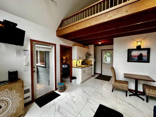 Private Oceanfront Cabin And Hot Tub! - Gwwにあるテレビまたはエンターテインメントセンター
