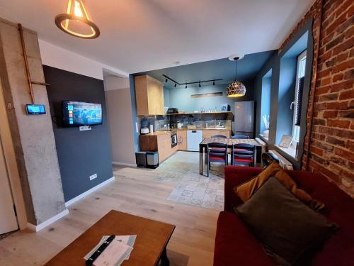 a living room with a couch and a table and a kitchen at Oerlinghausen, Gesamte stilvolle Wohnung, 3 Schlafzimmer, 4 Betten in Oerlinghausen