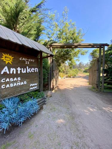 a sign for an entrance to an animalacsacsacsacsacsazaaza at Espectacular Cabaña con acceso a la playa in Puchuncaví