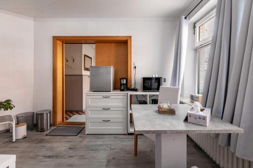 an office with a desk and a computer in a room at Das weiße Stadthaus in Wesselburen