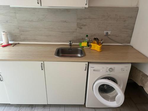 Kuchyňa alebo kuchynka v ubytovaní Deni's Apartments