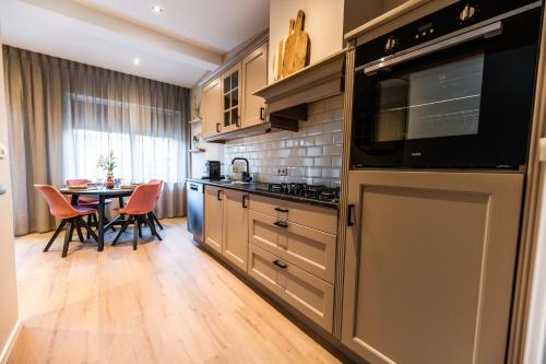 a kitchen with a stove and a table with chairs at Vakantiewoning Plantage 40 in Bruinisse