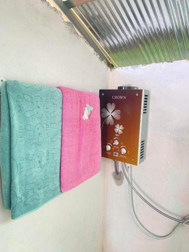a towel rack with a book next to a towel at ลุงกอละ โฮมสเตย์ ปางอุ๋ง in Ban Huai Makhuea Som